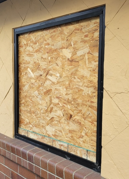 A sliding glass door in excellent condition